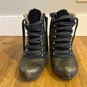 OTBT Women’s grey-black leather Boot